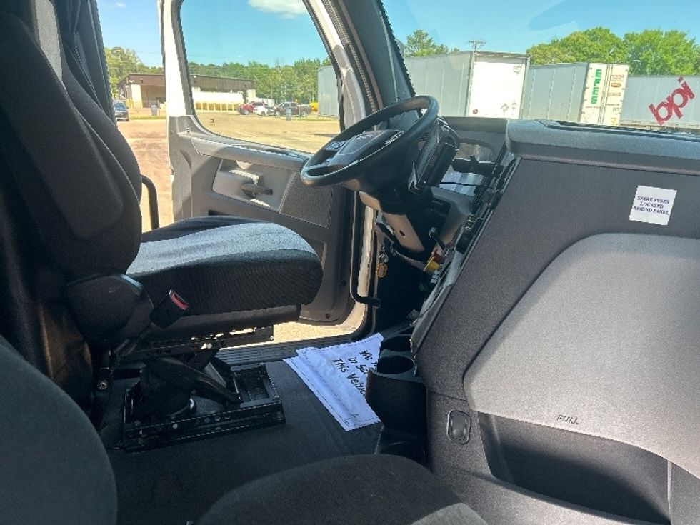 Sleeper Tractor-Heavy Duty Tractors-Freightliner-2020-T12664ST-Jackson-MS-504,637\n\t\tmiles-$ 64,000 - Image 15