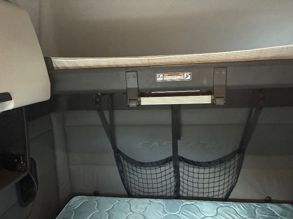 Sleeper Tractor-Heavy Duty Tractors-Freightliner-2020-T12664ST-Jackson-MS-504,637\n\t\tmiles-$ 64,000 - Image 17