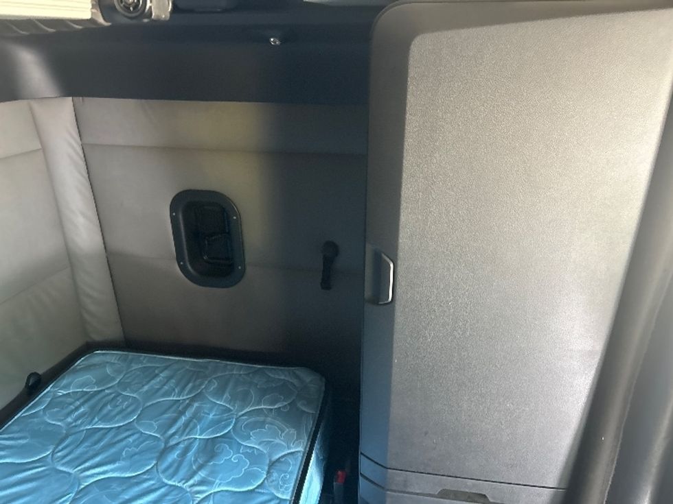 Sleeper Tractor-Heavy Duty Tractors-Freightliner-2020-T12664ST-Jackson-MS-504,637\n\t\tmiles-$ 64,000 - Image 18