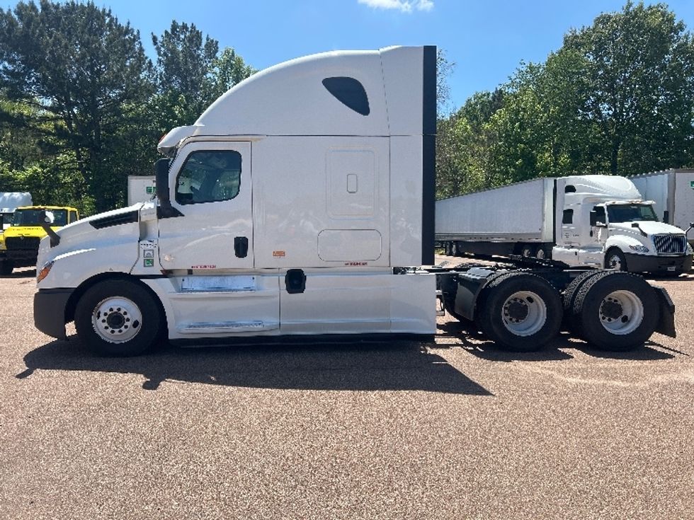 Sleeper Tractor-Heavy Duty Tractors-Freightliner-2020-T12664ST-Jackson-MS-504,637\n\t\tmiles-$ 64,000 - Image 4