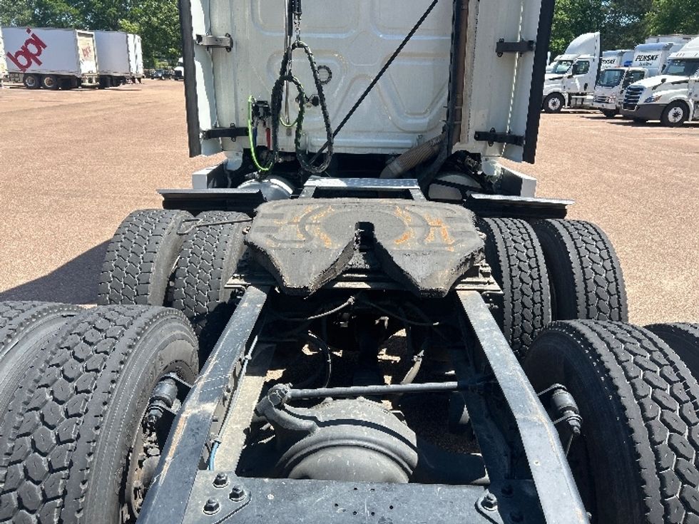 Sleeper Tractor-Heavy Duty Tractors-Freightliner-2020-T12664ST-Jackson-MS-504,637\n\t\tmiles-$ 64,000 - Image 6