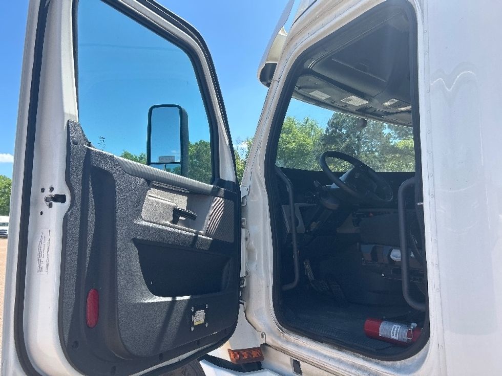 Sleeper Tractor-Heavy Duty Tractors-Freightliner-2020-T12664ST-Jackson-MS-504,637\n\t\tmiles-$ 64,000 - Image 9