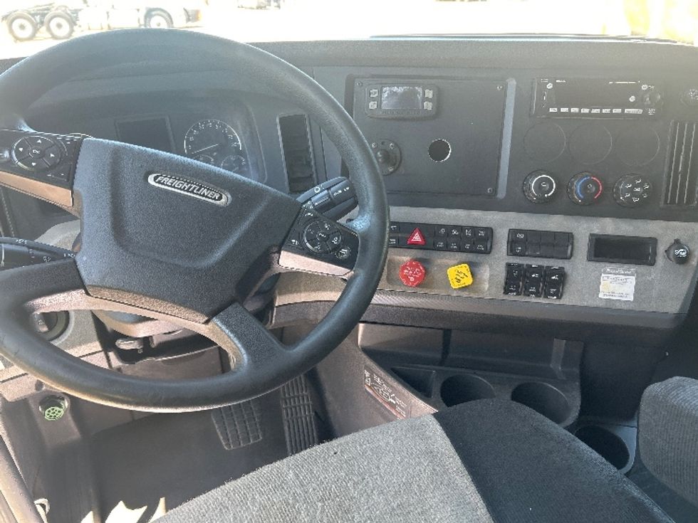 Sleeper Tractor-Heavy Duty Tractors-Freightliner-2020-T12664ST-Jackson-MS-507,181\n\t\tmiles-$ 63,750 - Image 11