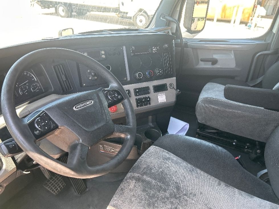 Sleeper Tractor-Heavy Duty Tractors-Freightliner-2020-T12664ST-Jackson-MS-507,939\n\t\tmiles-$ 63,750 - Image 10