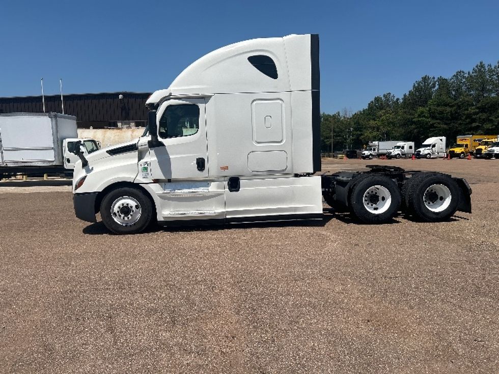 Sleeper Tractor-Heavy Duty Tractors-Freightliner-2020-T12664ST-Jackson-MS-507,939\n\t\tmiles-$ 63,750 - Image 4