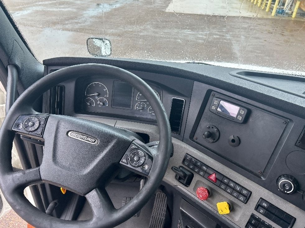 Sleeper Tractor-Heavy Duty Tractors-Freightliner-2020-T12664ST-Jackson-MS-511,366\n\t\tmiles-$ 63,500 - Image 11