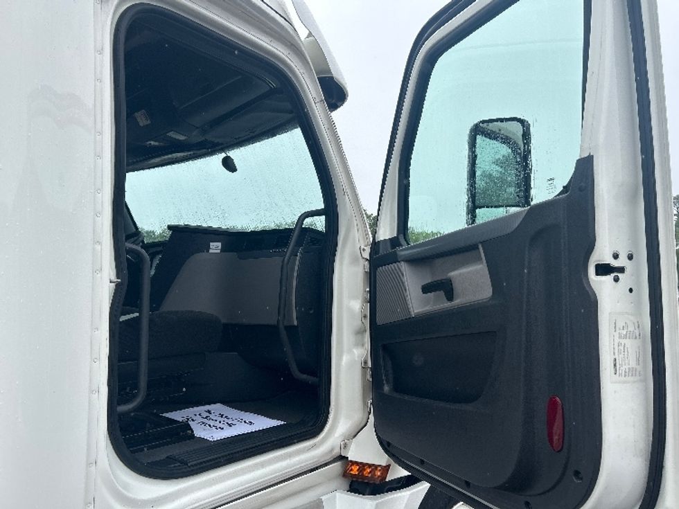 Sleeper Tractor-Heavy Duty Tractors-Freightliner-2020-T12664ST-Jackson-MS-511,366\n\t\tmiles-$ 63,500 - Image 13