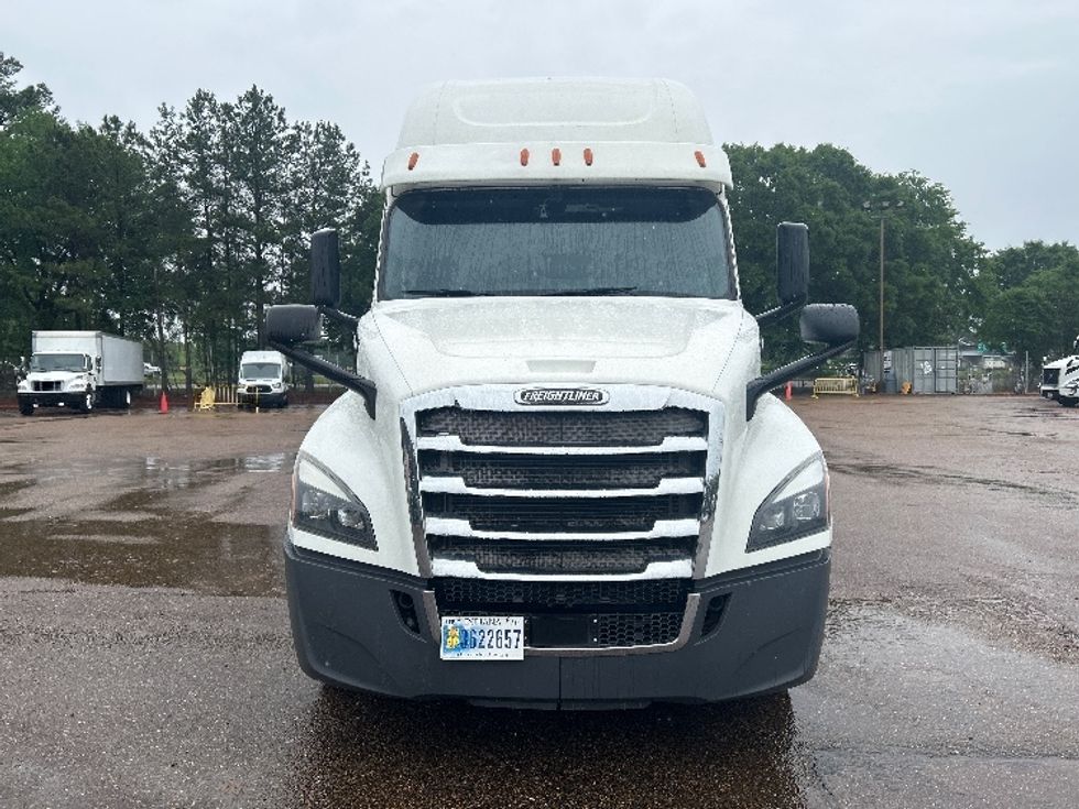 Sleeper Tractor-Heavy Duty Tractors-Freightliner-2020-T12664ST-Jackson-MS-511,366\n\t\tmiles-$ 63,500 - Image 2
