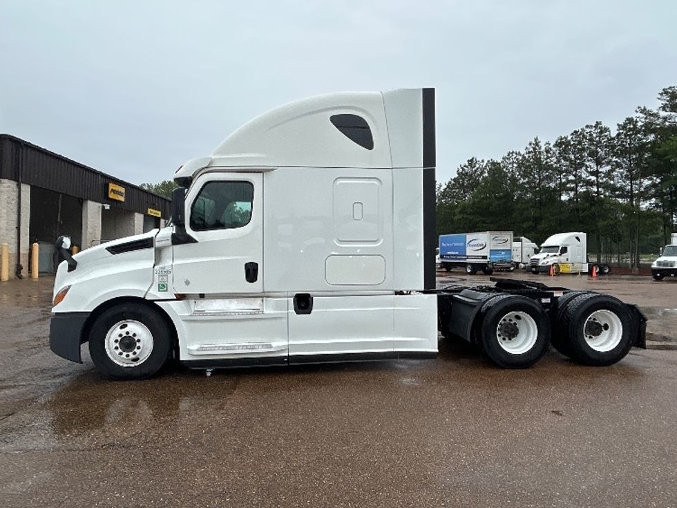 Sleeper Tractor-Heavy Duty Tractors-Freightliner-2020-T12664ST-Jackson-MS-511,366\n\t\tmiles-$ 63,500 - Image 4