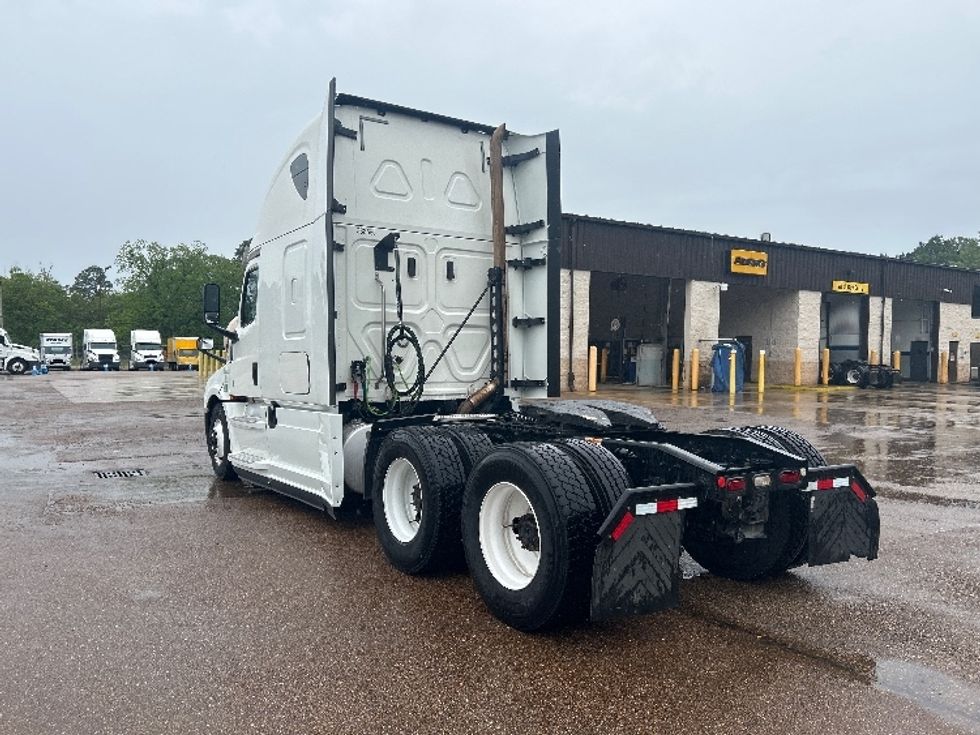 Sleeper Tractor-Heavy Duty Tractors-Freightliner-2020-T12664ST-Jackson-MS-511,366\n\t\tmiles-$ 63,500 - Image 5