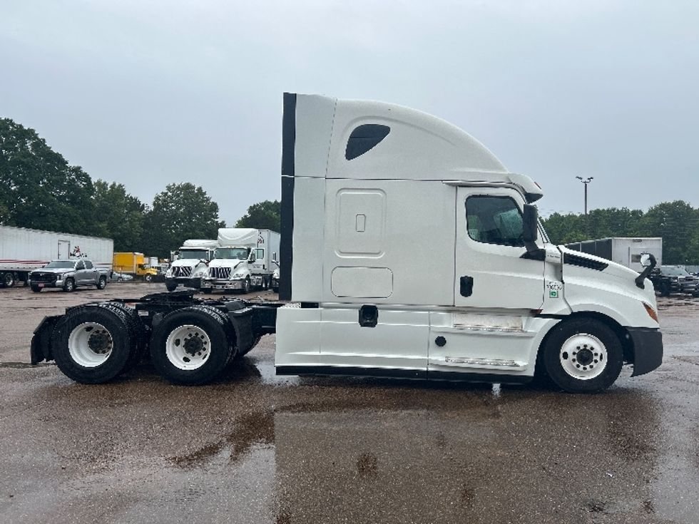 Sleeper Tractor-Heavy Duty Tractors-Freightliner-2020-T12664ST-Jackson-MS-511,366\n\t\tmiles-$ 63,500 - Image 8