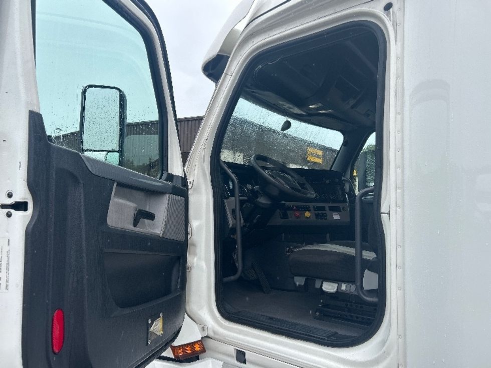 Sleeper Tractor-Heavy Duty Tractors-Freightliner-2020-T12664ST-Jackson-MS-511,366\n\t\tmiles-$ 63,500 - Image 9