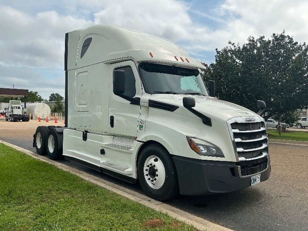 Sleeper Tractor-Heavy Duty Tractors-Freightliner-2020-T12664ST-Jackson-MS-523,245\n\t\tmiles-$ 63,750 - Image 1