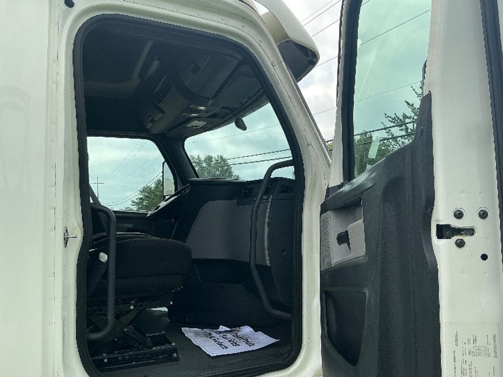 Sleeper Tractor-Heavy Duty Tractors-Freightliner-2020-T12664ST-Jackson-MS-523,245\n\t\tmiles-$ 63,750 - Image 13