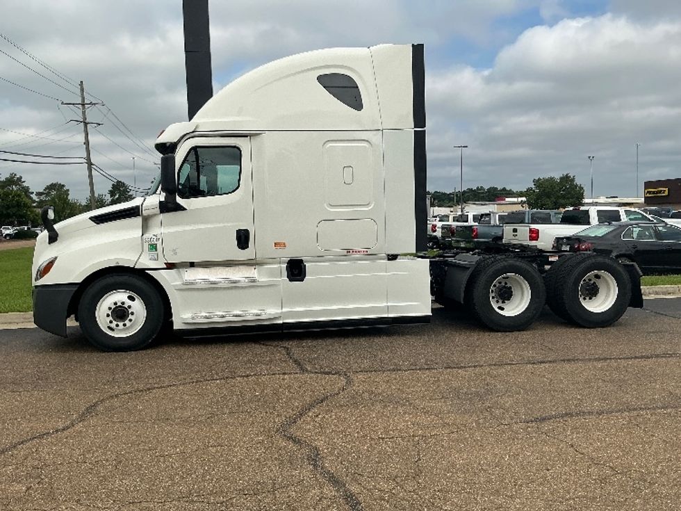 Sleeper Tractor-Heavy Duty Tractors-Freightliner-2020-T12664ST-Jackson-MS-523,245\n\t\tmiles-$ 63,750 - Image 4