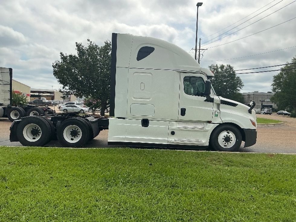 Sleeper Tractor-Heavy Duty Tractors-Freightliner-2020-T12664ST-Jackson-MS-523,245\n\t\tmiles-$ 63,750 - Image 8