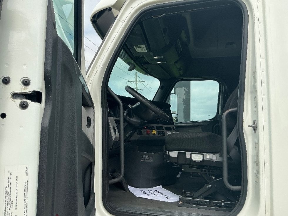 Sleeper Tractor-Heavy Duty Tractors-Freightliner-2020-T12664ST-Jackson-MS-523,245\n\t\tmiles-$ 63,750 - Image 9