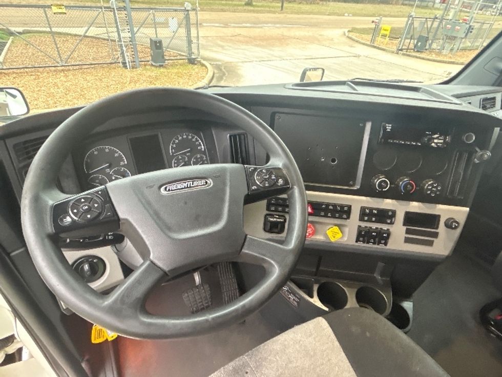 Sleeper Tractor-Heavy Duty Tractors-Freightliner-2020-T12664ST-Jackson-MS-524,956\n\t\tmiles-$ 59,500 - Image 11