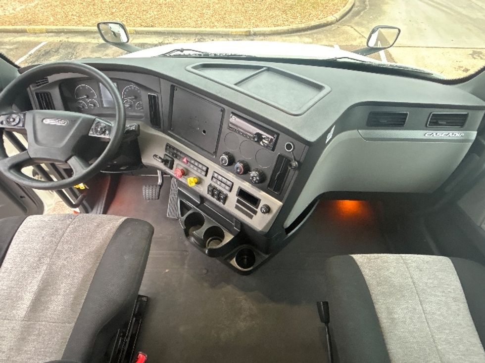 Sleeper Tractor-Heavy Duty Tractors-Freightliner-2020-T12664ST-Jackson-MS-524,956\n\t\tmiles-$ 59,500 - Image 12