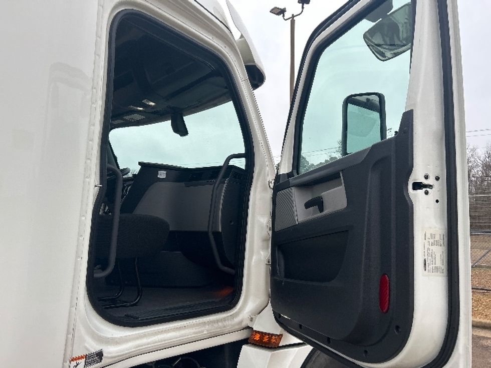 Sleeper Tractor-Heavy Duty Tractors-Freightliner-2020-T12664ST-Jackson-MS-524,956\n\t\tmiles-$ 59,500 - Image 13