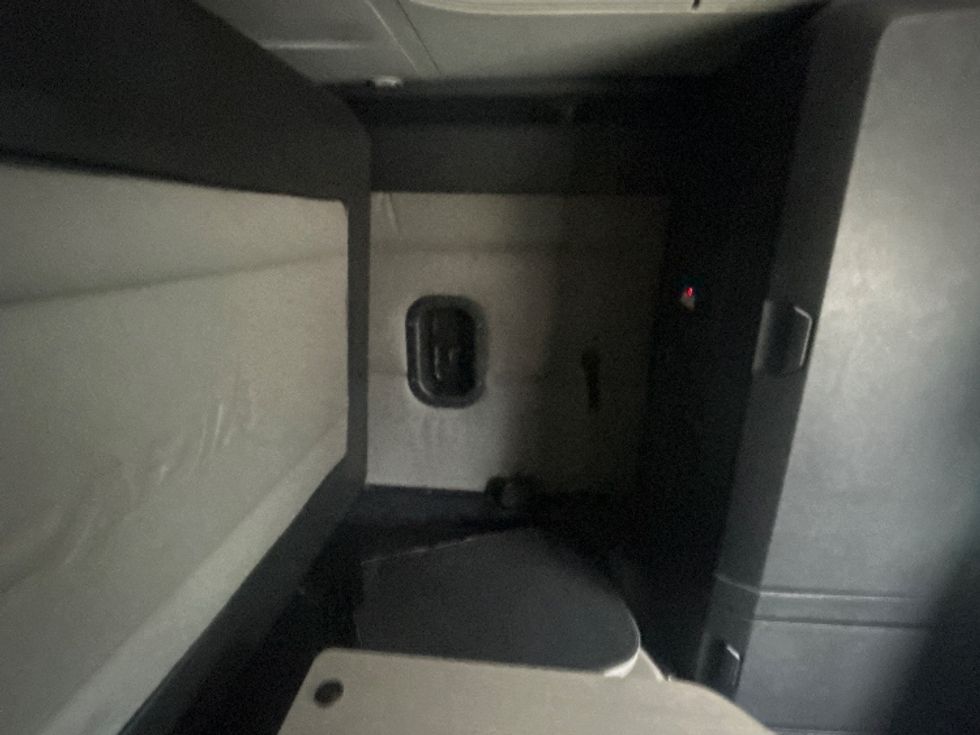 Sleeper Tractor-Heavy Duty Tractors-Freightliner-2020-T12664ST-Jackson-MS-524,956\n\t\tmiles-$ 59,500 - Image 18