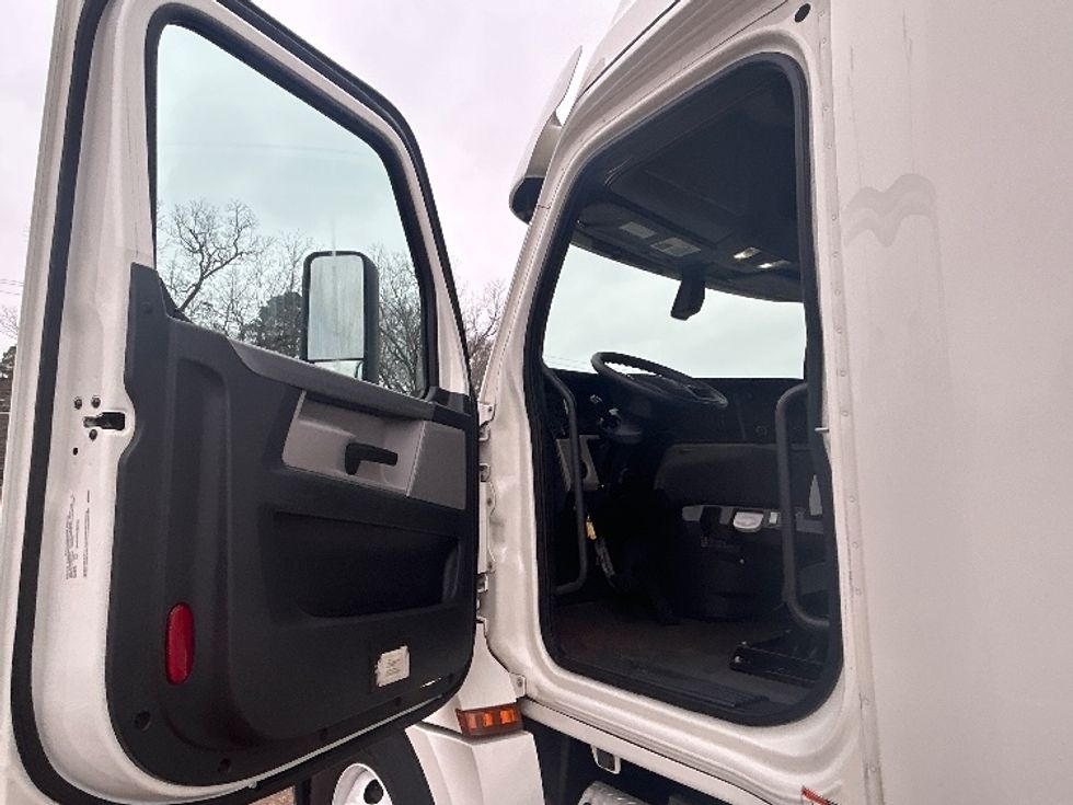 Sleeper Tractor-Heavy Duty Tractors-Freightliner-2020-T12664ST-Jackson-MS-524,956\n\t\tmiles-$ 59,500 - Image 9