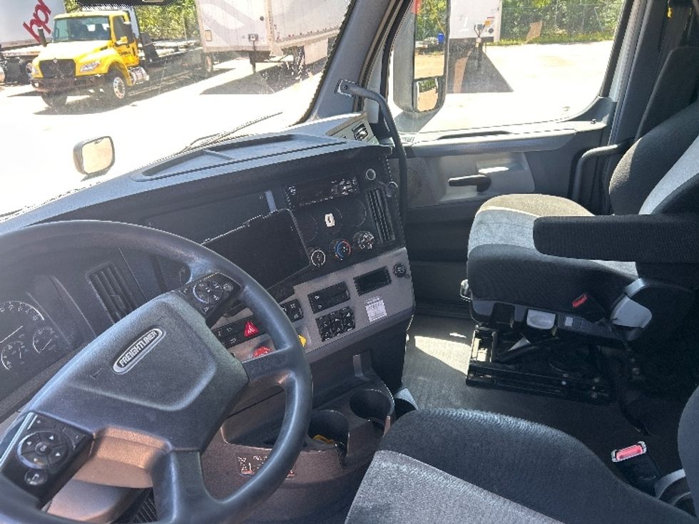 Sleeper Tractor-Heavy Duty Tractors-Freightliner-2020-T12664ST-Jackson-MS-531,675\n\t\tmiles-$ 60,000 - Image 10