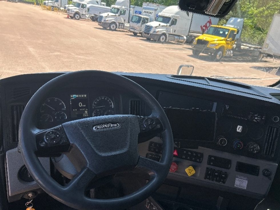 Sleeper Tractor-Heavy Duty Tractors-Freightliner-2020-T12664ST-Jackson-MS-531,675\n\t\tmiles-$ 60,000 - Image 11