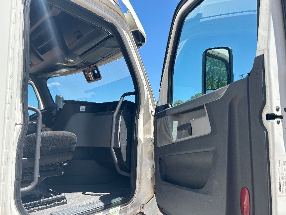 Sleeper Tractor-Heavy Duty Tractors-Freightliner-2020-T12664ST-Jackson-MS-531,675\n\t\tmiles-$ 60,000 - Image 13