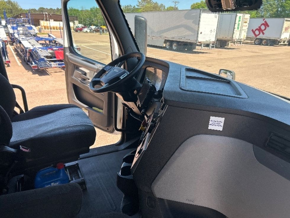 Sleeper Tractor-Heavy Duty Tractors-Freightliner-2020-T12664ST-Jackson-MS-531,675\n\t\tmiles-$ 60,000 - Image 15