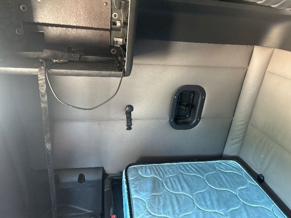 Sleeper Tractor-Heavy Duty Tractors-Freightliner-2020-T12664ST-Jackson-MS-531,675\n\t\tmiles-$ 60,000 - Image 19