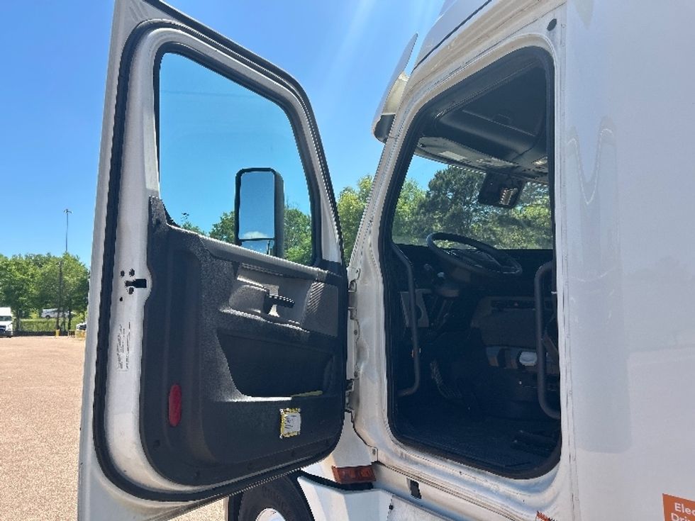 Sleeper Tractor-Heavy Duty Tractors-Freightliner-2020-T12664ST-Jackson-MS-531,675\n\t\tmiles-$ 60,000 - Image 9