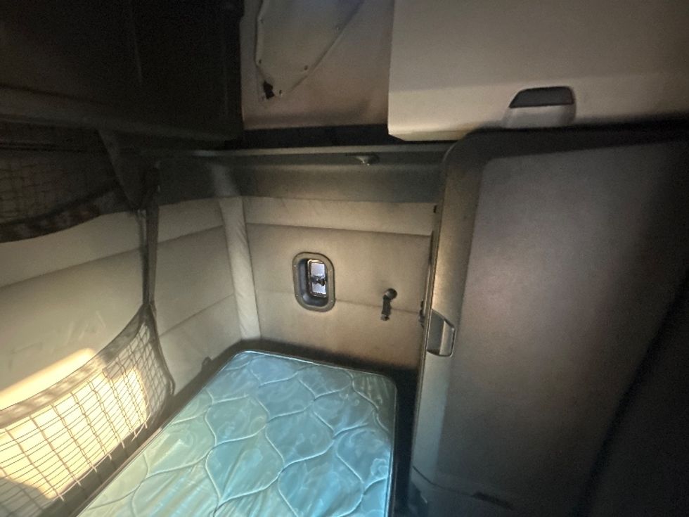 Sleeper Tractor-Heavy Duty Tractors-Freightliner-2020-T12664ST-Jackson-MS-534,974\n\t\tmiles-$ 15,000 - Image 16