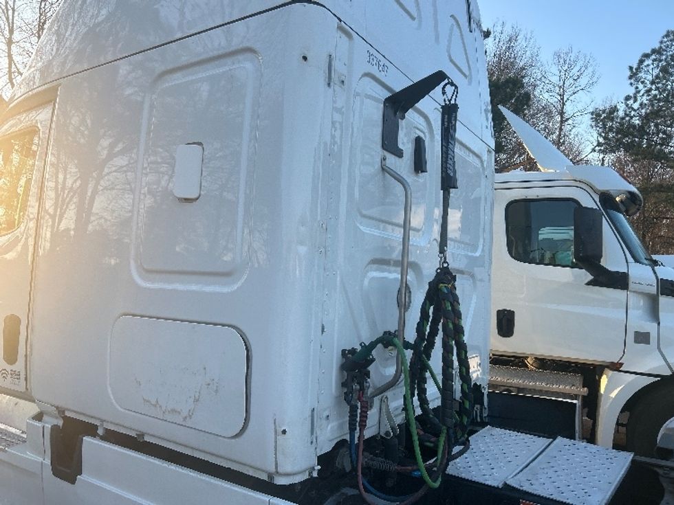 Sleeper Tractor-Heavy Duty Tractors-Freightliner-2020-T12664ST-Jackson-MS-534,974\n\t\tmiles-$ 15,000 - Image 20