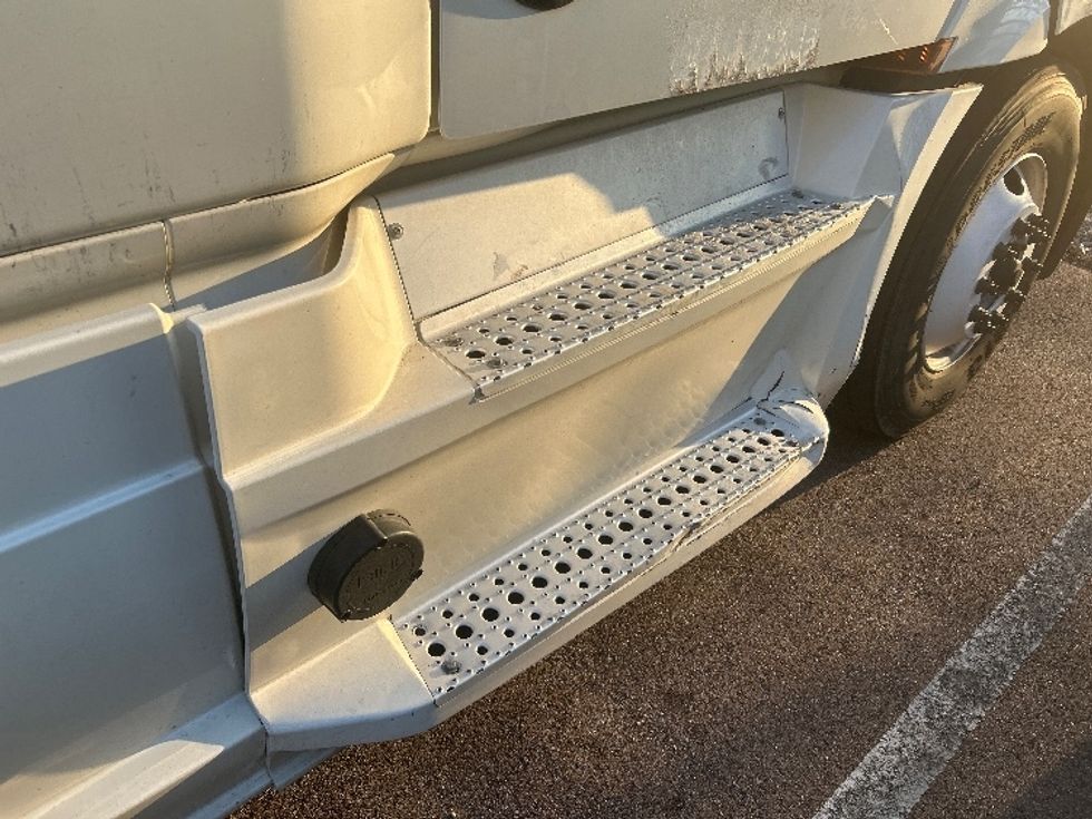 Sleeper Tractor-Heavy Duty Tractors-Freightliner-2020-T12664ST-Jackson-MS-534,974\n\t\tmiles-$ 15,000 - Image 22