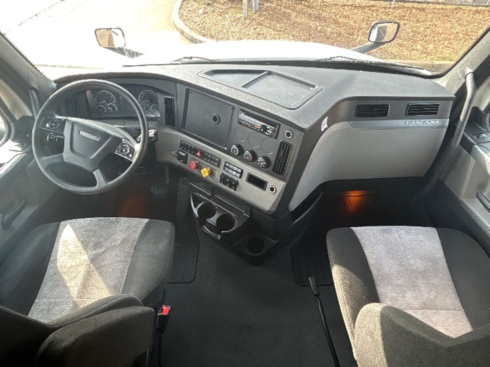 Sleeper Tractor-Heavy Duty Tractors-Freightliner-2020-T12664ST-Jackson-MS-544,952\n\t\tmiles-$ 58,000 - Image 12