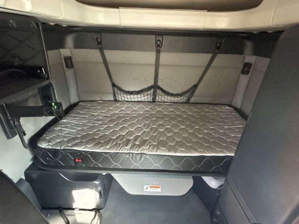 Sleeper Tractor-Heavy Duty Tractors-Freightliner-2020-T12664ST-Jackson-MS-544,952\n\t\tmiles-$ 58,000 - Image 16