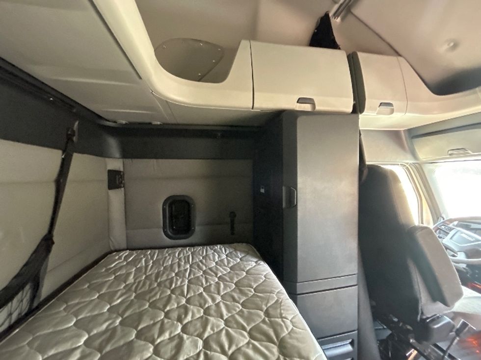 Sleeper Tractor-Heavy Duty Tractors-Freightliner-2020-T12664ST-Jackson-MS-544,952\n\t\tmiles-$ 58,000 - Image 18