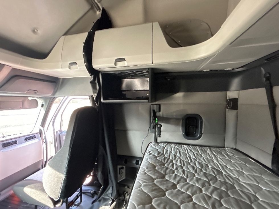 Sleeper Tractor-Heavy Duty Tractors-Freightliner-2020-T12664ST-Jackson-MS-544,952\n\t\tmiles-$ 58,000 - Image 19