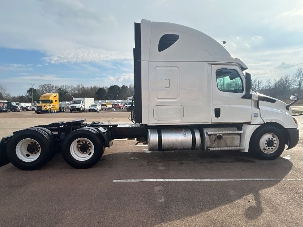 Sleeper Tractor-Heavy Duty Tractors-Freightliner-2020-T12664ST-Jackson-MS-544,952\n\t\tmiles-$ 58,000 - Image 8