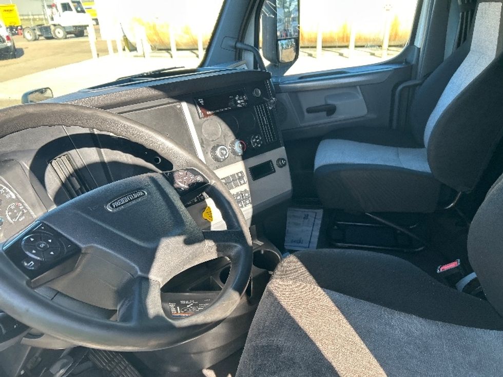 Sleeper Tractor-Heavy Duty Tractors-Freightliner-2020-T12664ST-Jackson-MS-562,080\n\t\tmiles-$ 58,750 - Image 10