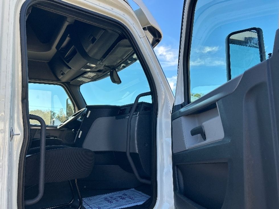 Sleeper Tractor-Heavy Duty Tractors-Freightliner-2020-T12664ST-Jackson-MS-562,080\n\t\tmiles-$ 58,750 - Image 13