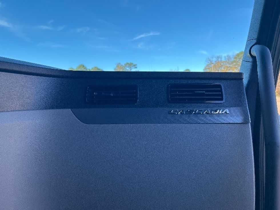 Sleeper Tractor-Heavy Duty Tractors-Freightliner-2020-T12664ST-Jackson-MS-562,080\n\t\tmiles-$ 58,750 - Image 14