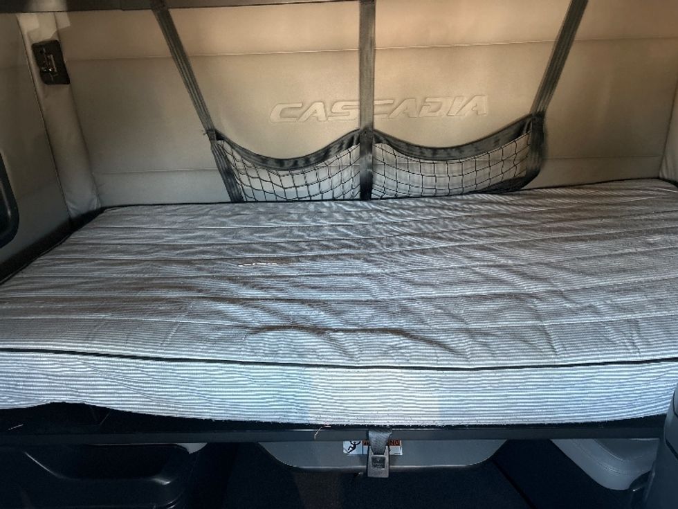 Sleeper Tractor-Heavy Duty Tractors-Freightliner-2020-T12664ST-Jackson-MS-562,080\n\t\tmiles-$ 58,750 - Image 16