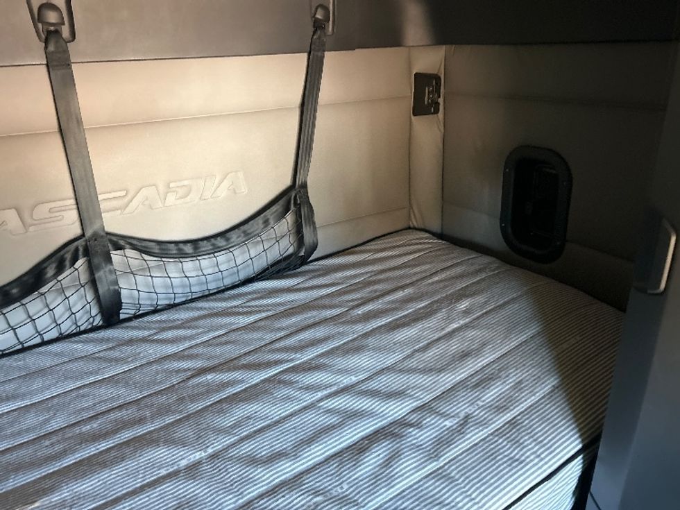 Sleeper Tractor-Heavy Duty Tractors-Freightliner-2020-T12664ST-Jackson-MS-562,080\n\t\tmiles-$ 58,750 - Image 17