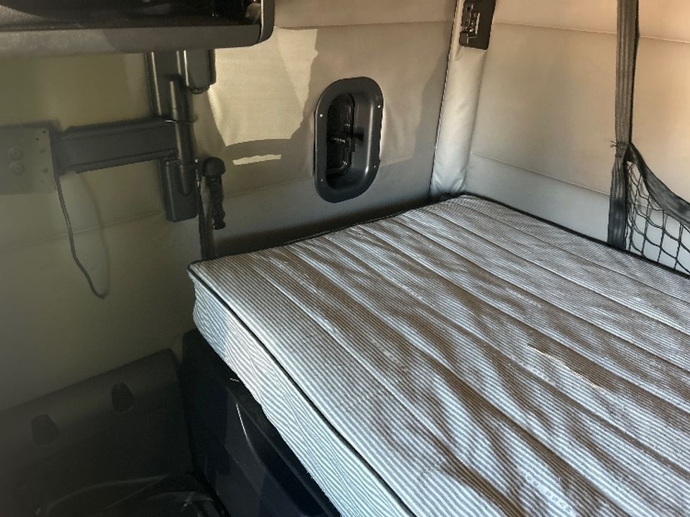 Sleeper Tractor-Heavy Duty Tractors-Freightliner-2020-T12664ST-Jackson-MS-562,080\n\t\tmiles-$ 58,750 - Image 18