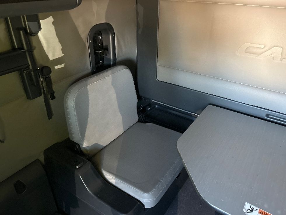 Sleeper Tractor-Heavy Duty Tractors-Freightliner-2020-T12664ST-Jackson-MS-562,080\n\t\tmiles-$ 58,750 - Image 24