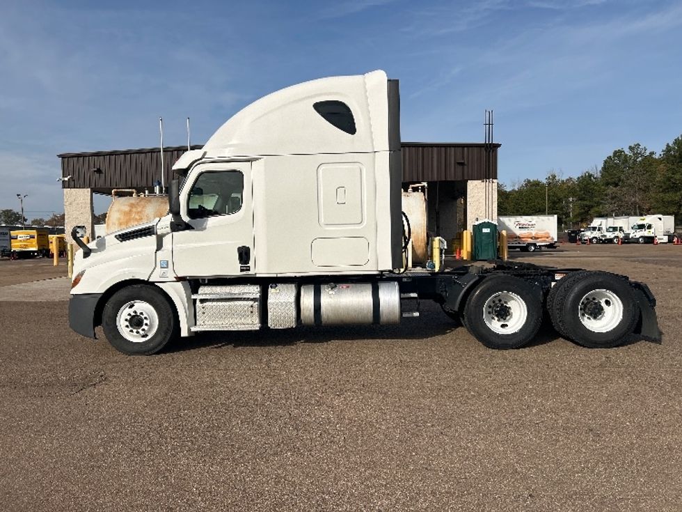 Sleeper Tractor-Heavy Duty Tractors-Freightliner-2020-T12664ST-Jackson-MS-562,080\n\t\tmiles-$ 58,750 - Image 4