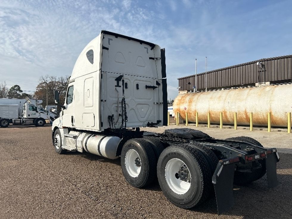 Sleeper Tractor-Heavy Duty Tractors-Freightliner-2020-T12664ST-Jackson-MS-562,080\n\t\tmiles-$ 58,750 - Image 5