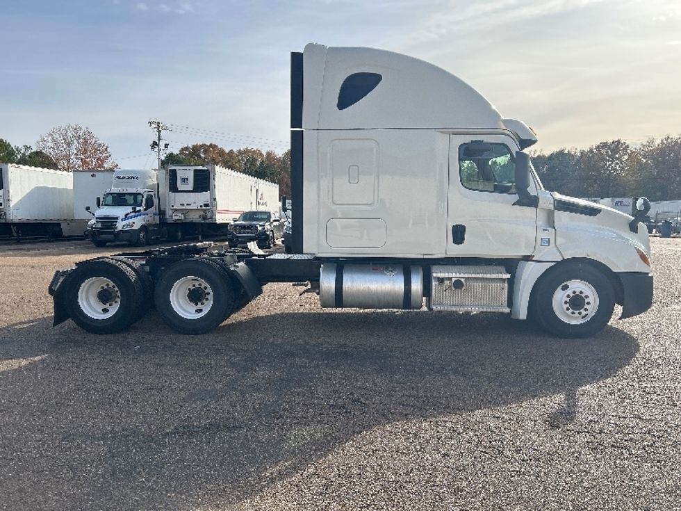 Sleeper Tractor-Heavy Duty Tractors-Freightliner-2020-T12664ST-Jackson-MS-562,080\n\t\tmiles-$ 58,750 - Image 8